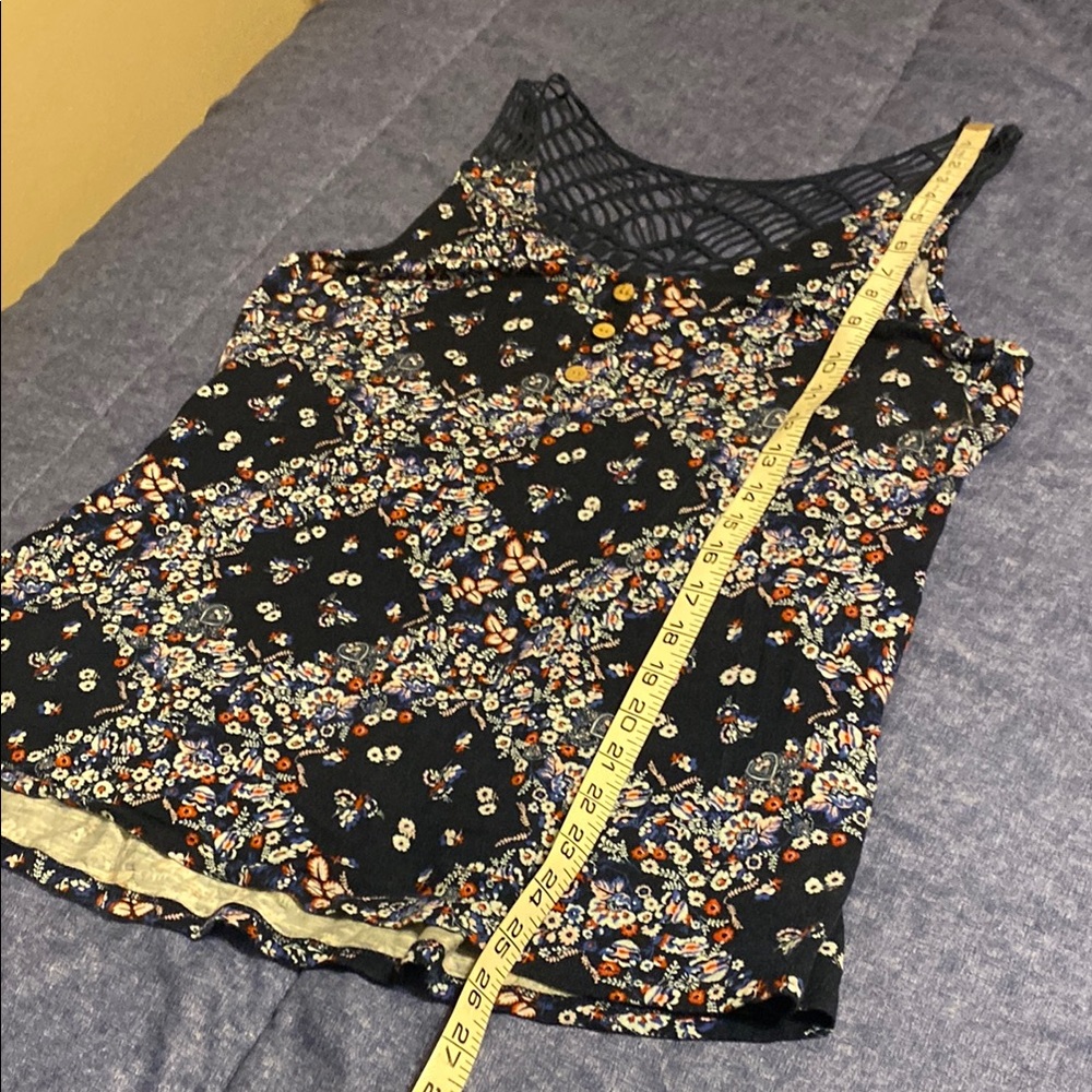 Sleek Navy Floral Tank Top for Effortless Style - Picture 6 of 8